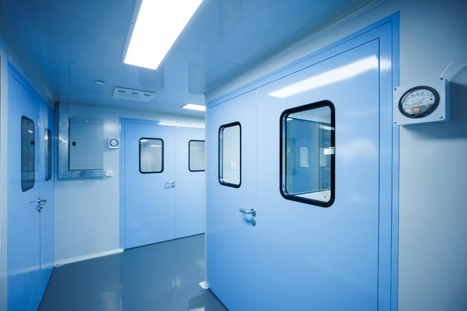 Clean-area corridor with pressure gauge at the Easy Health facility